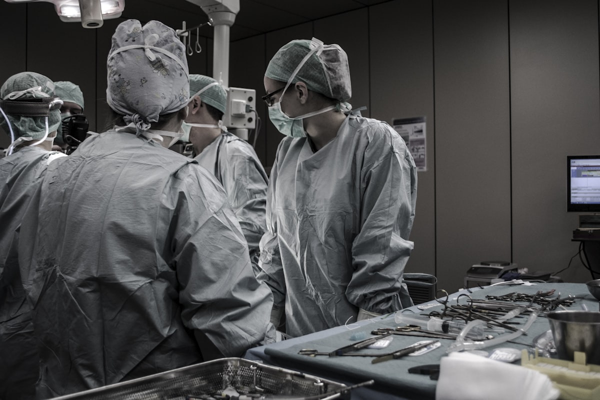 Sessione di formazione medica in aula per professionisti sanitari