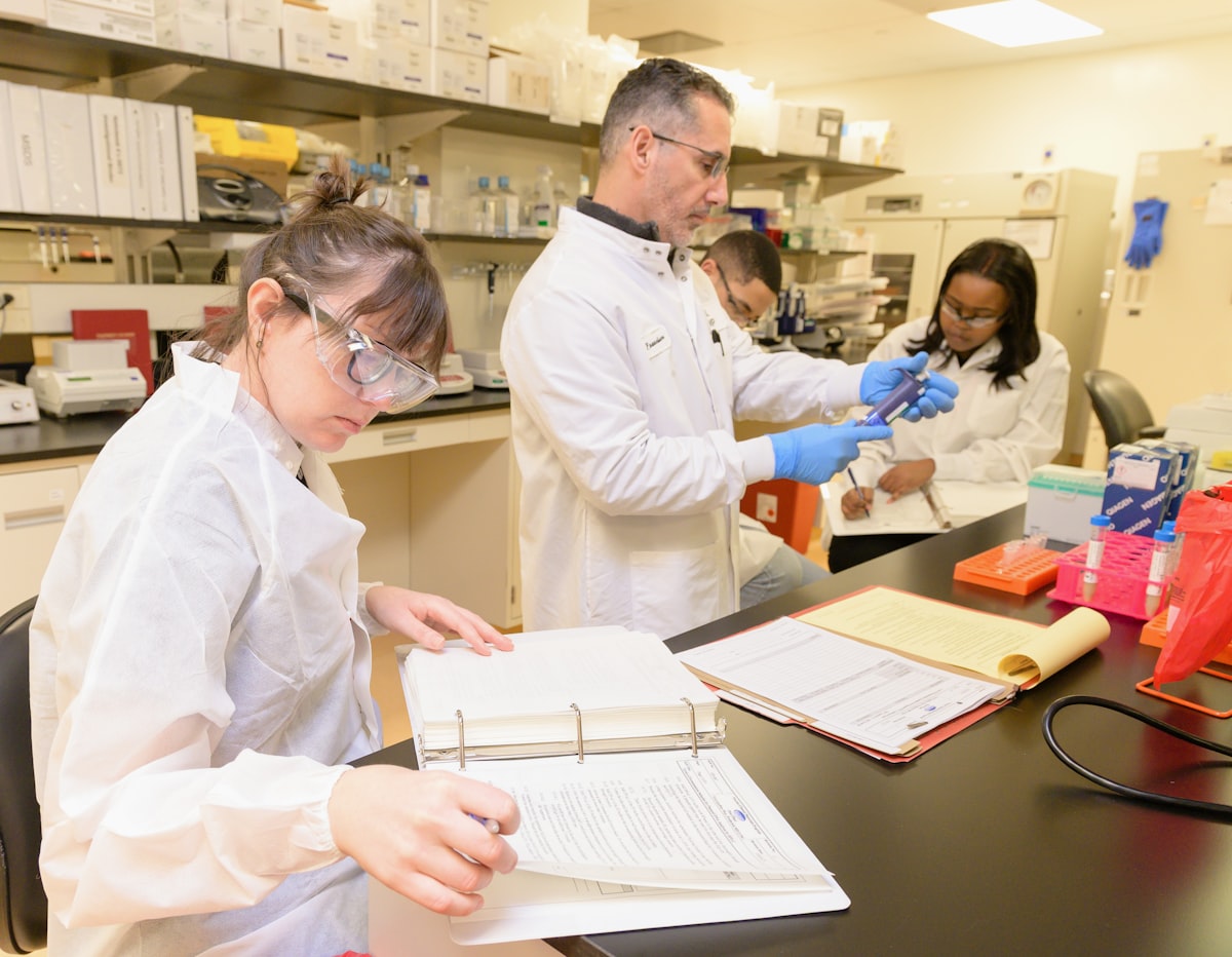 Studenti di un corso ITS Academy al lavoro in un laboratorio tecnico