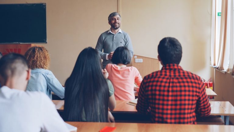 Adulti durante un percorso di formazione professionale e orientamento al lavoro in aula