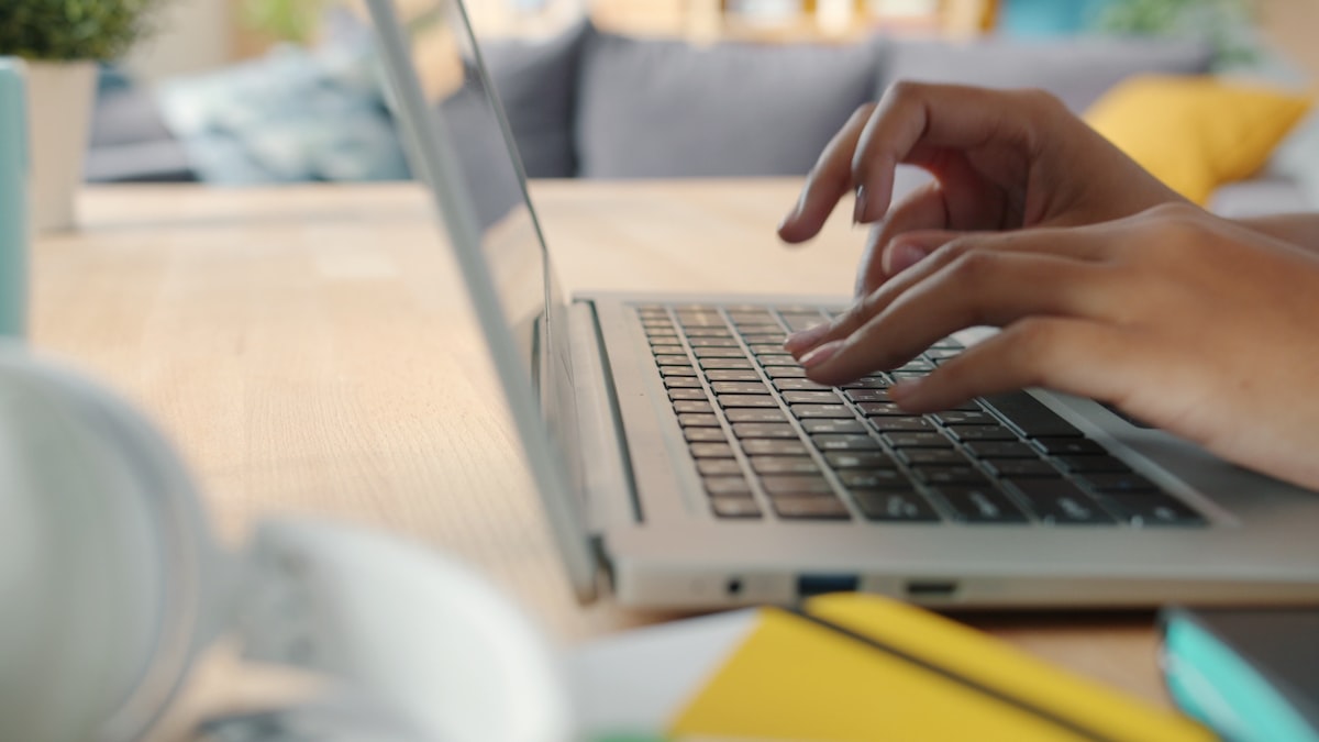 Persona al computer segue un corso online sulle competenze digitali